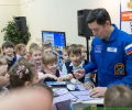 Встреча школьников с лётчиком-космонавтом Сергеем Ревиным на выставке 